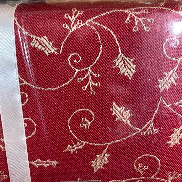 Royal Home Collection Table Cloth Oblong 60x102" Christmas Holiday Vtg Holly Red - Picture 3 of 9